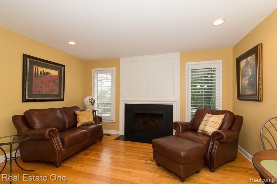 6376 Peach Tree Court Rochester, MI 48306 - Photo 8 of 27 Sooo INVITING! SITTING AREA in the Kitchen with Gas Log Fireplace
