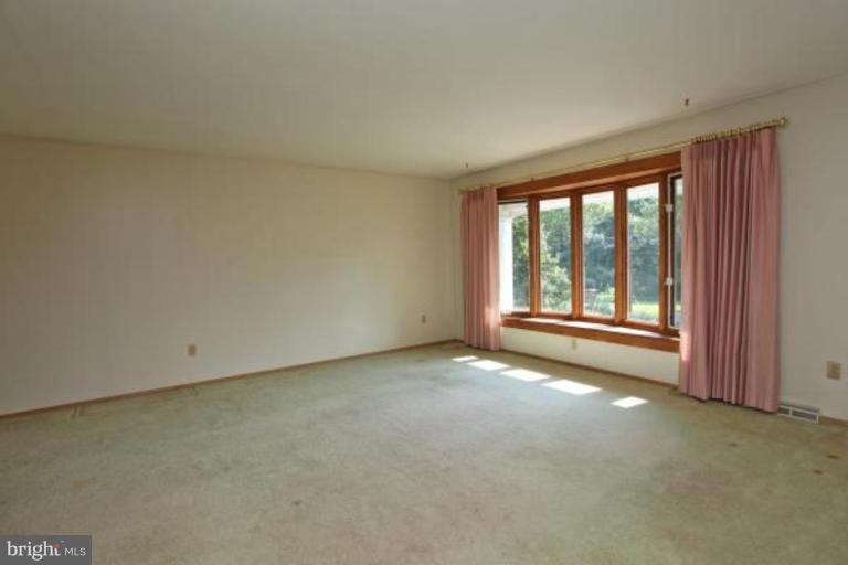 440 Ferry Point Road Annapolis, MD 21403 - Photo 2 of 12 Living Room
