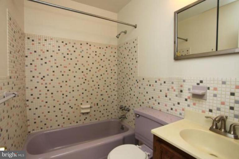 440 Ferry Point Road Annapolis, MD 21403 - Photo 9 of 12 Main bath located in hallway