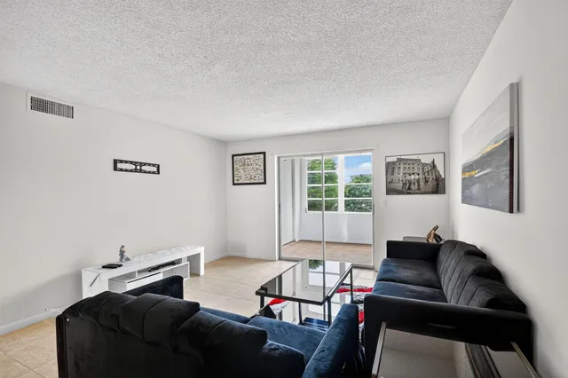 $115,000 | 2615 Northeast 3rd Street, Unit 315, Boynton Beach, FL 33435