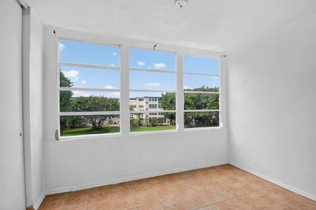$115,000 | 2615 Northeast 3rd Street, Unit 315, Boynton Beach, FL 33435
