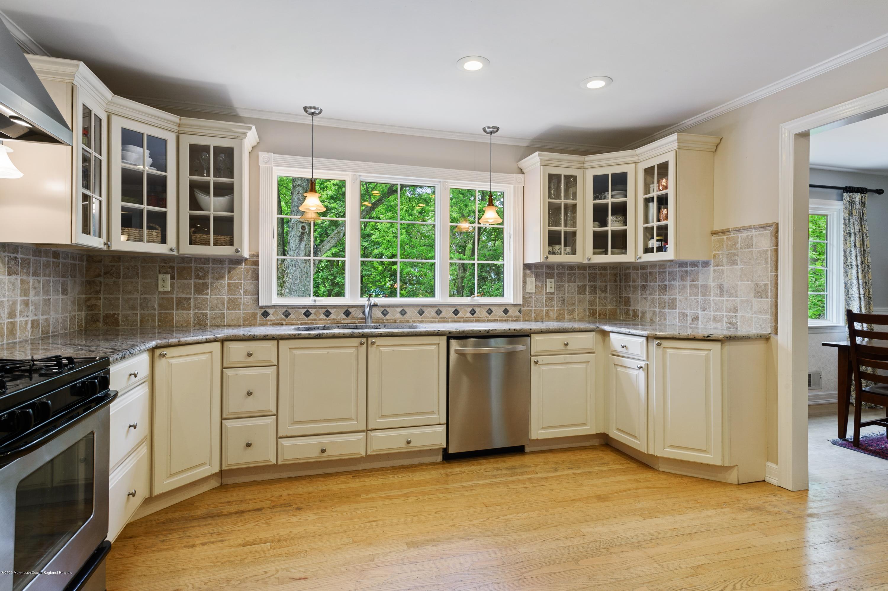 271 Dwight Road Middletown, NJ 07748 - Photo 4 of 21 04_271DwightRd_5_Kitchen_HiRes