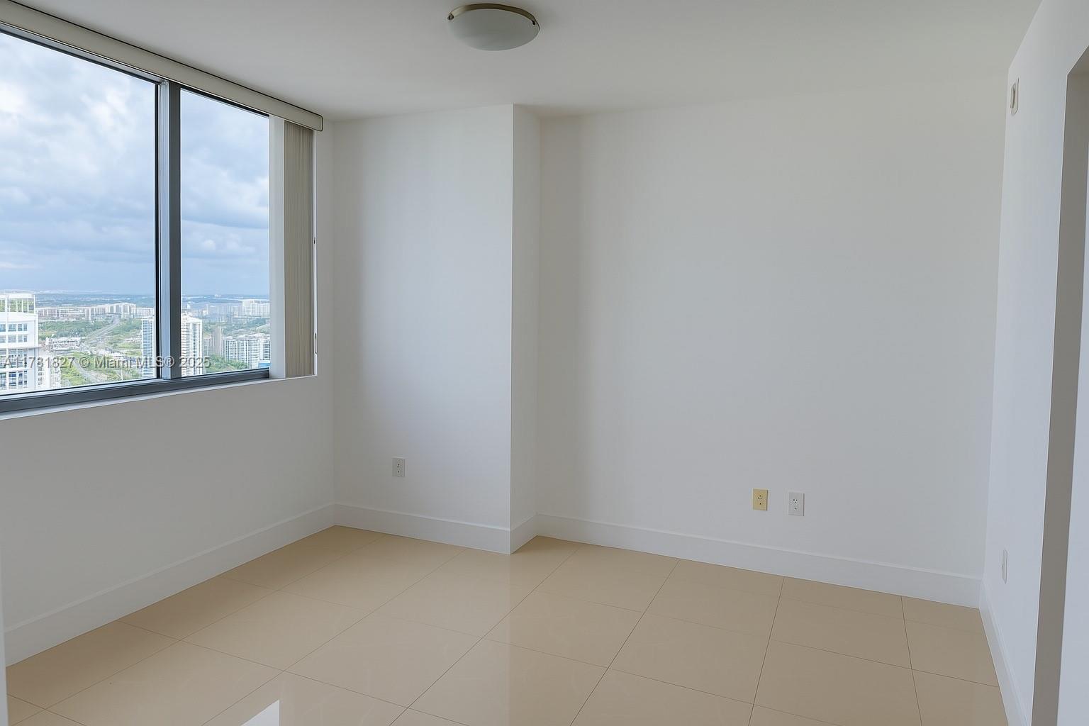 92 Southwest 3rd Street, Unit 4209 Miami, FL 33130 - Photo 13 of 31 an empty room with a window