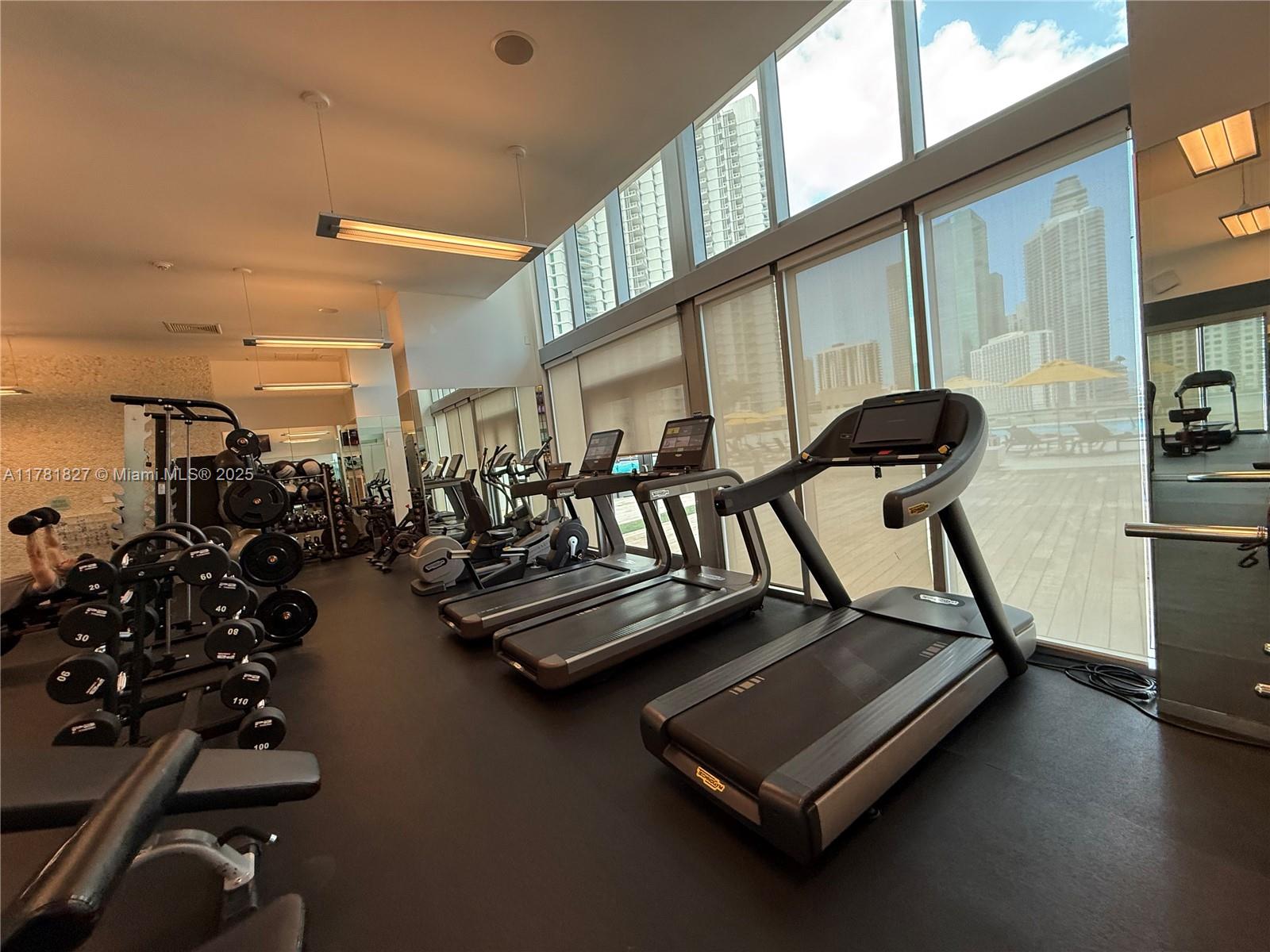 92 Southwest 3rd Street, Unit 4209 Miami, FL 33130 - Photo 25 of 31 a room with gym equipment