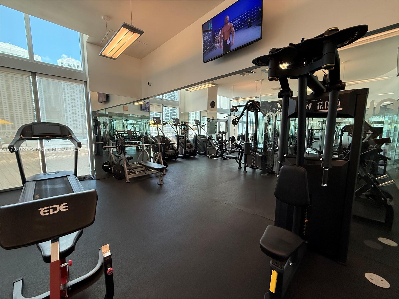92 Southwest 3rd Street, Unit 4209 Miami, FL 33130 - Photo 28 of 31 a view of gym