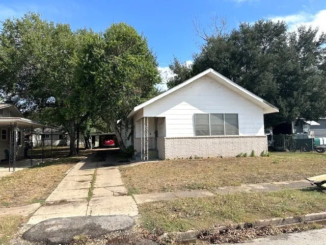 a view of a house with a yard