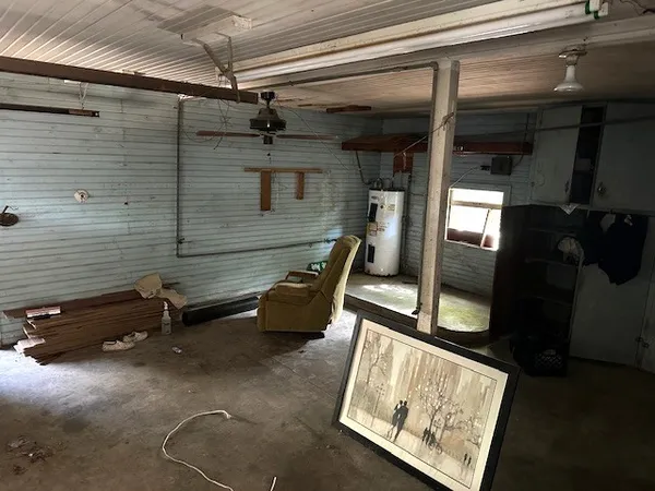 a view of entryway with projector