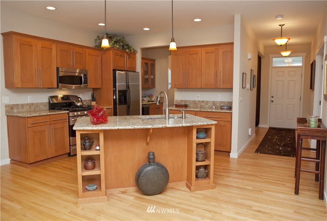 558 Quincy Avenue Northeast Renton, WA 98059 - Photo 3 of 20 Gallery Image 3