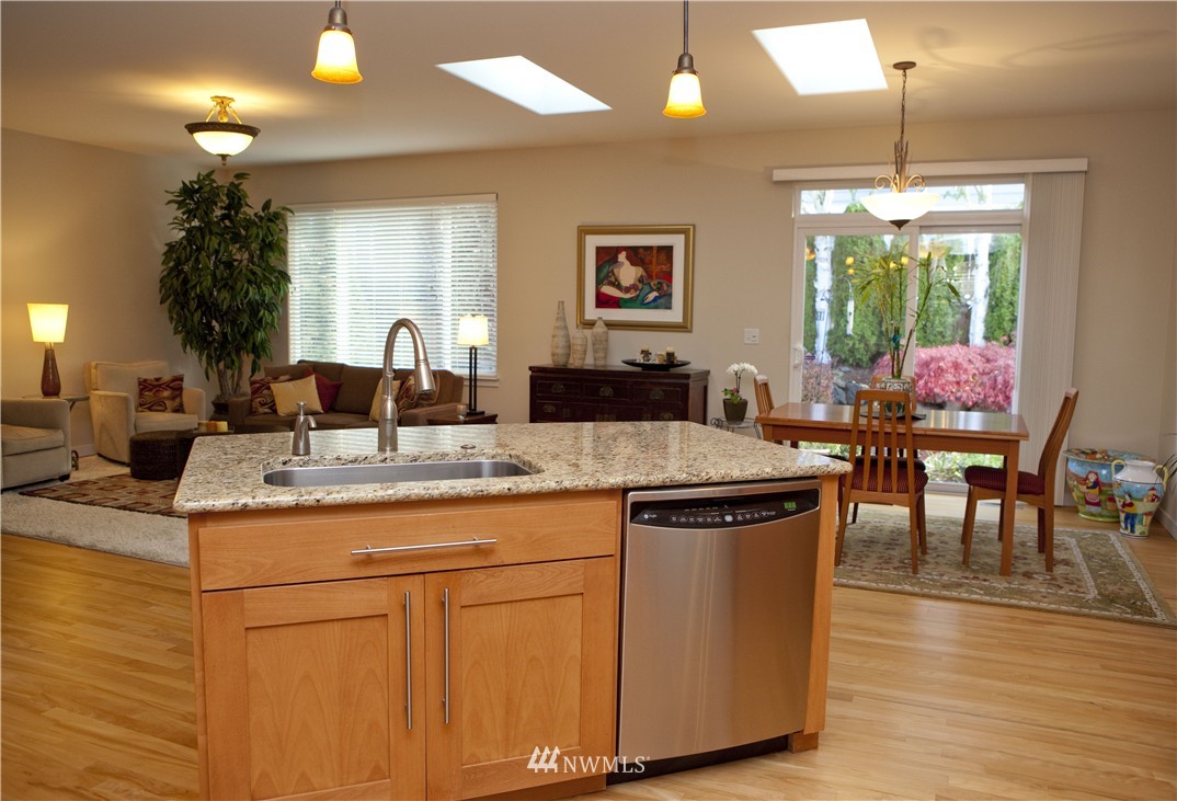 558 Quincy Avenue Northeast Renton, WA 98059 - Photo 4 of 20 Gallery Image 4