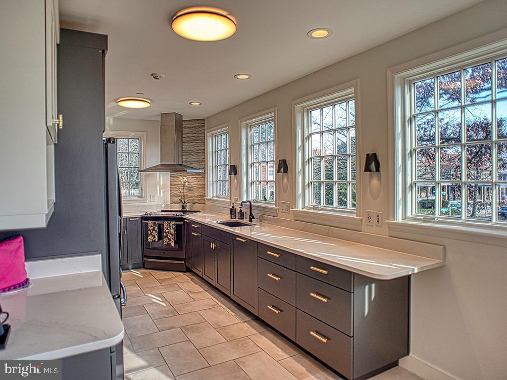 Bright and modern in 16th Street Heights!