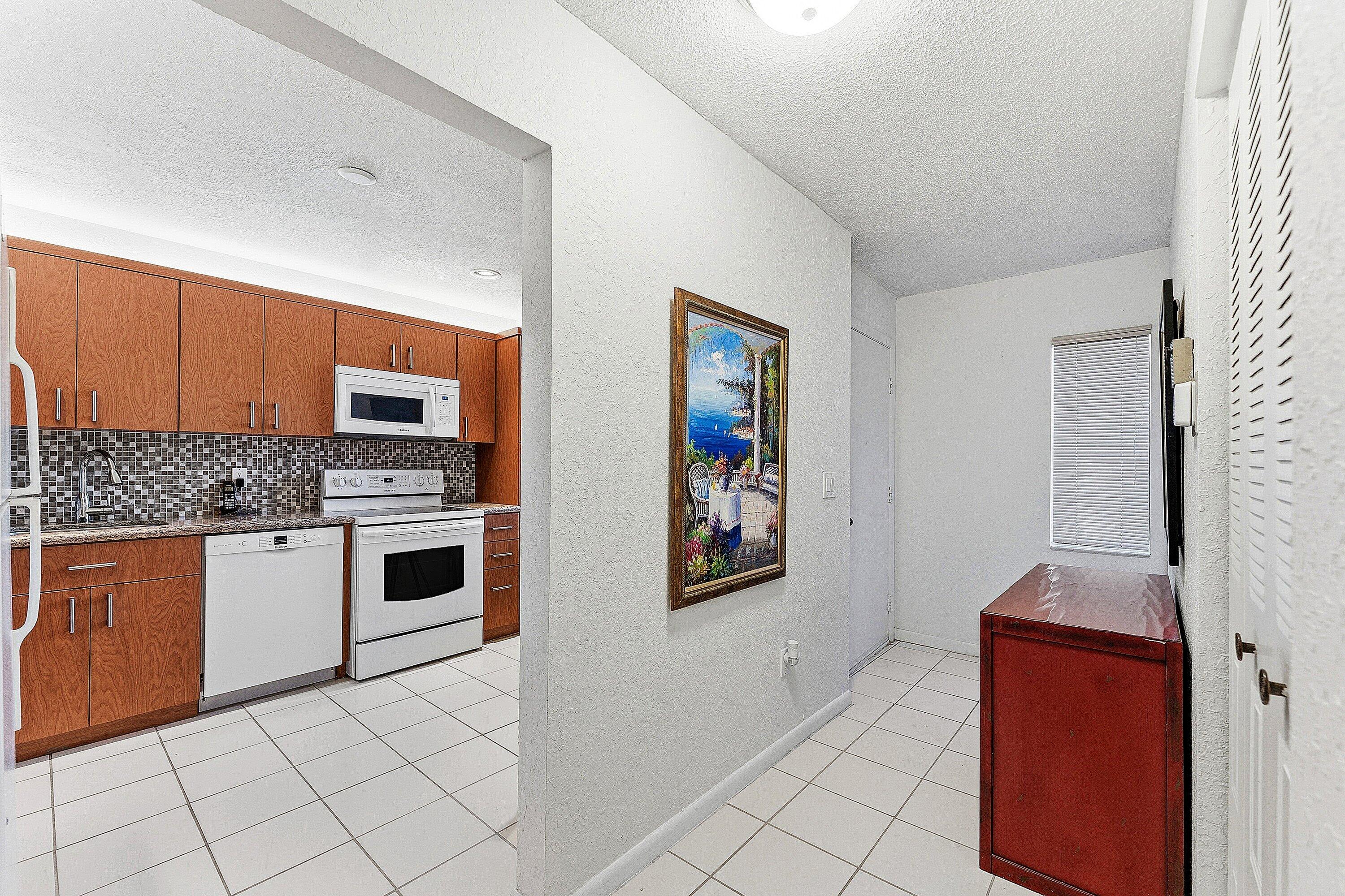 9283 Vista Del Lago, Unit G Boca Raton, FL 33428 - Photo 7 of 31 005-9283VistaDelLago-G-BocaRaton-FL-3342