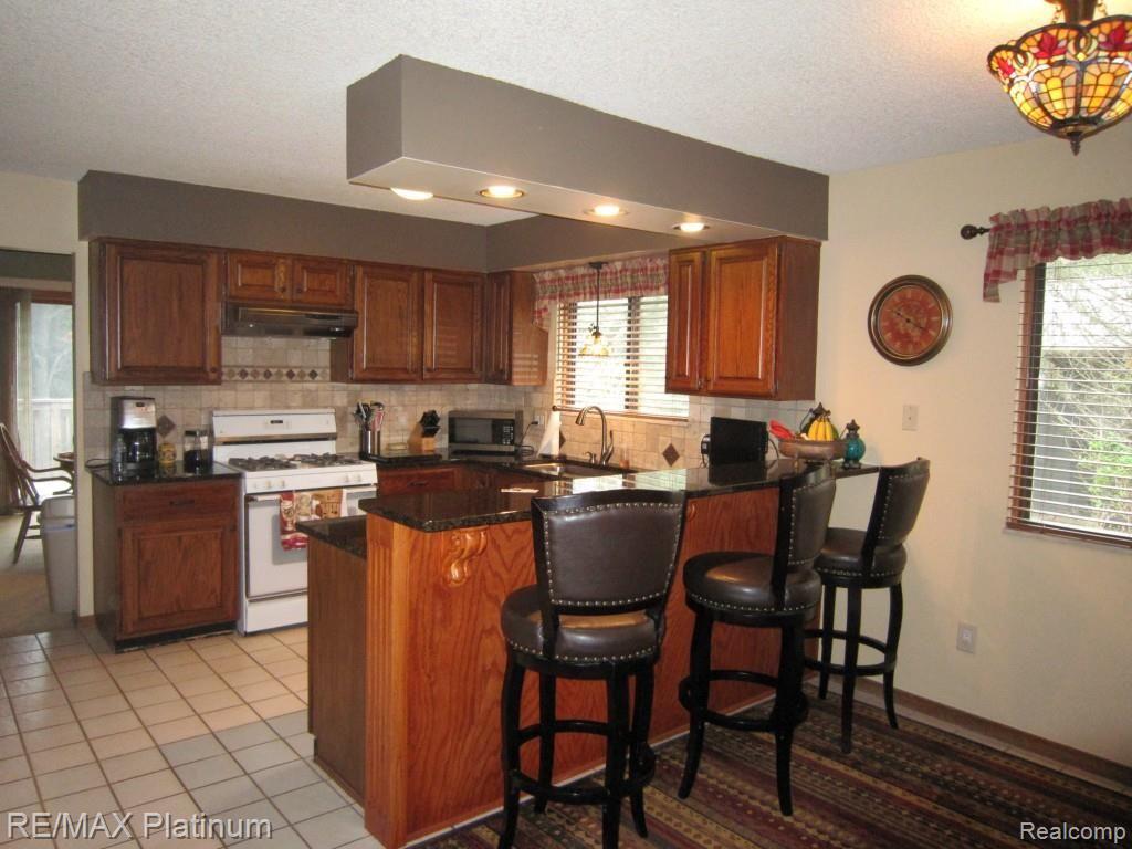 2774 North Tipsico Lake Road Hartland, MI 48353 - Photo 5 of 33 IMG_3301.jpg