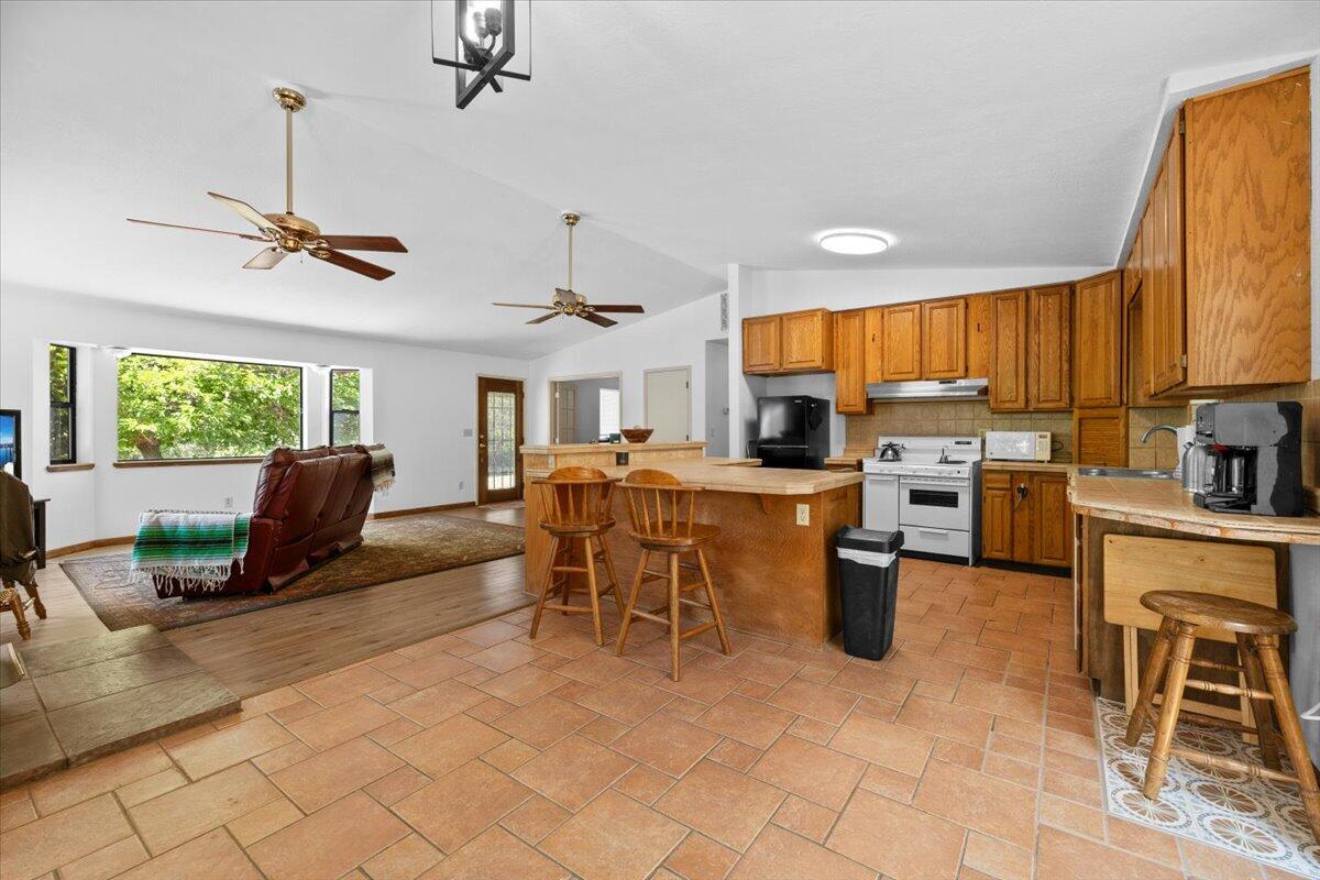 550 Bolt Mountain Road Grants Pass, OR 97527 - Photo 13 of 35 23-CI_8325