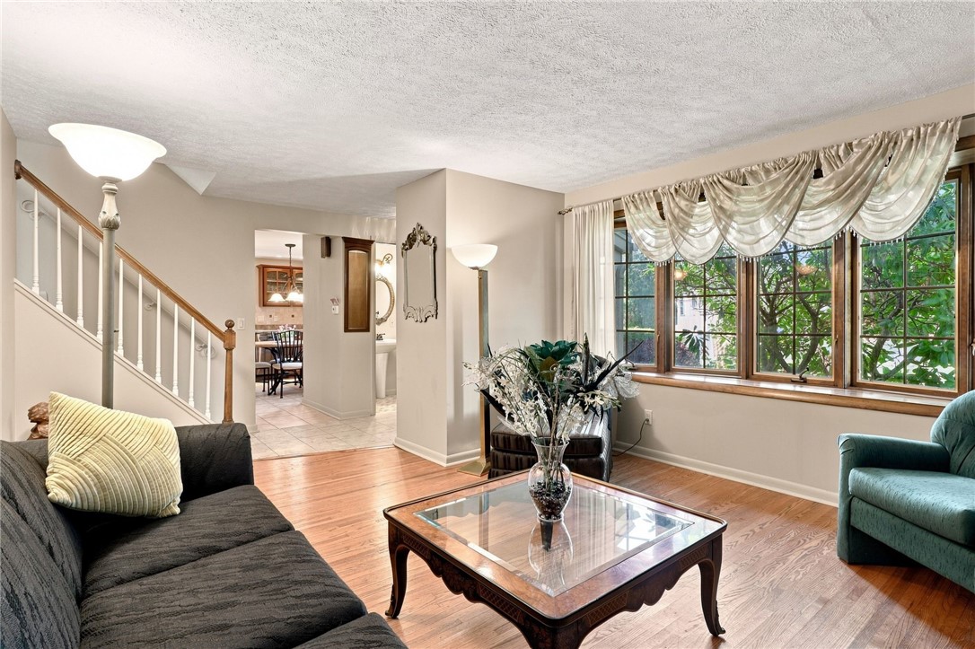 695 Embury Road Penfield, NY 14625 - Photo 8 of 39 Living Room