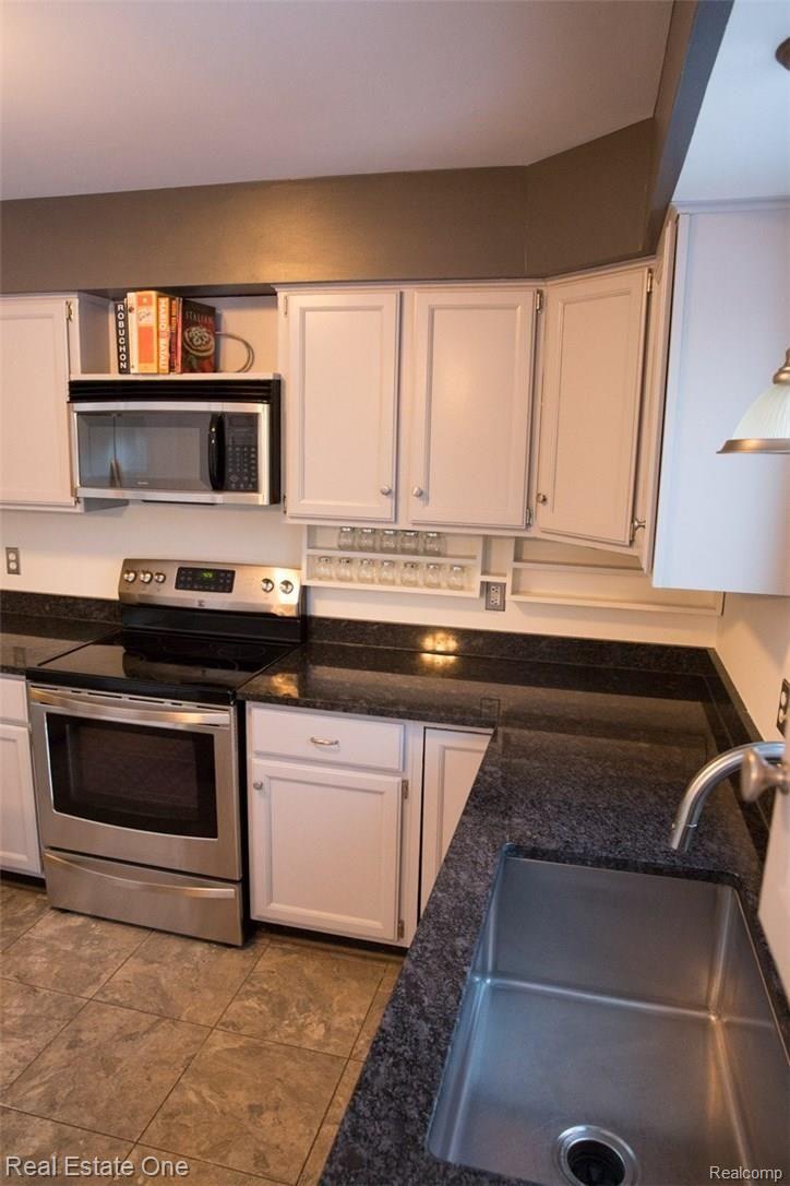 29800 Drake Road Farmington, MI 48331 - Photo 12 of 44 Kitchen View 5.jpg