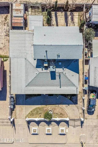 a picture of a book shelf