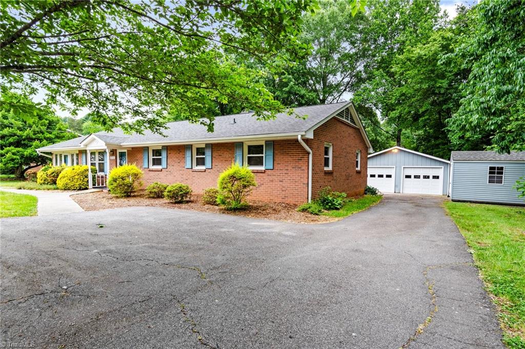 3511 Manoa Road Pfafftown, NC 27040 - Photo 2 of 38