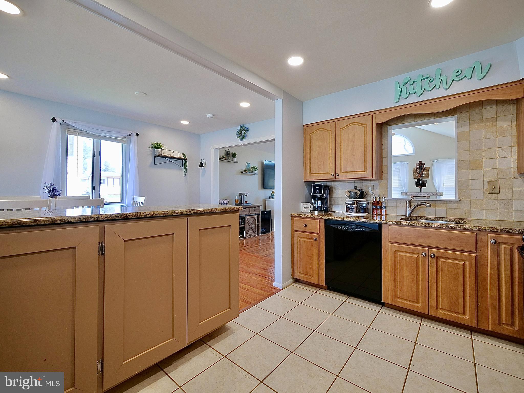 231 Lawrence Road Broomall, PA 19008 - Photo 7 of 25 Storage nuder counter