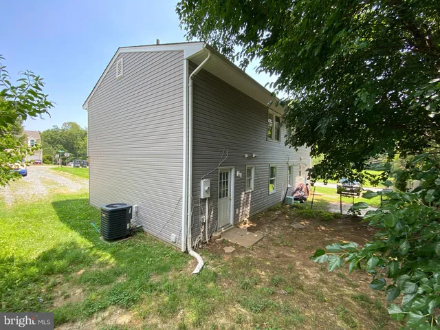 a view of a house with backyard