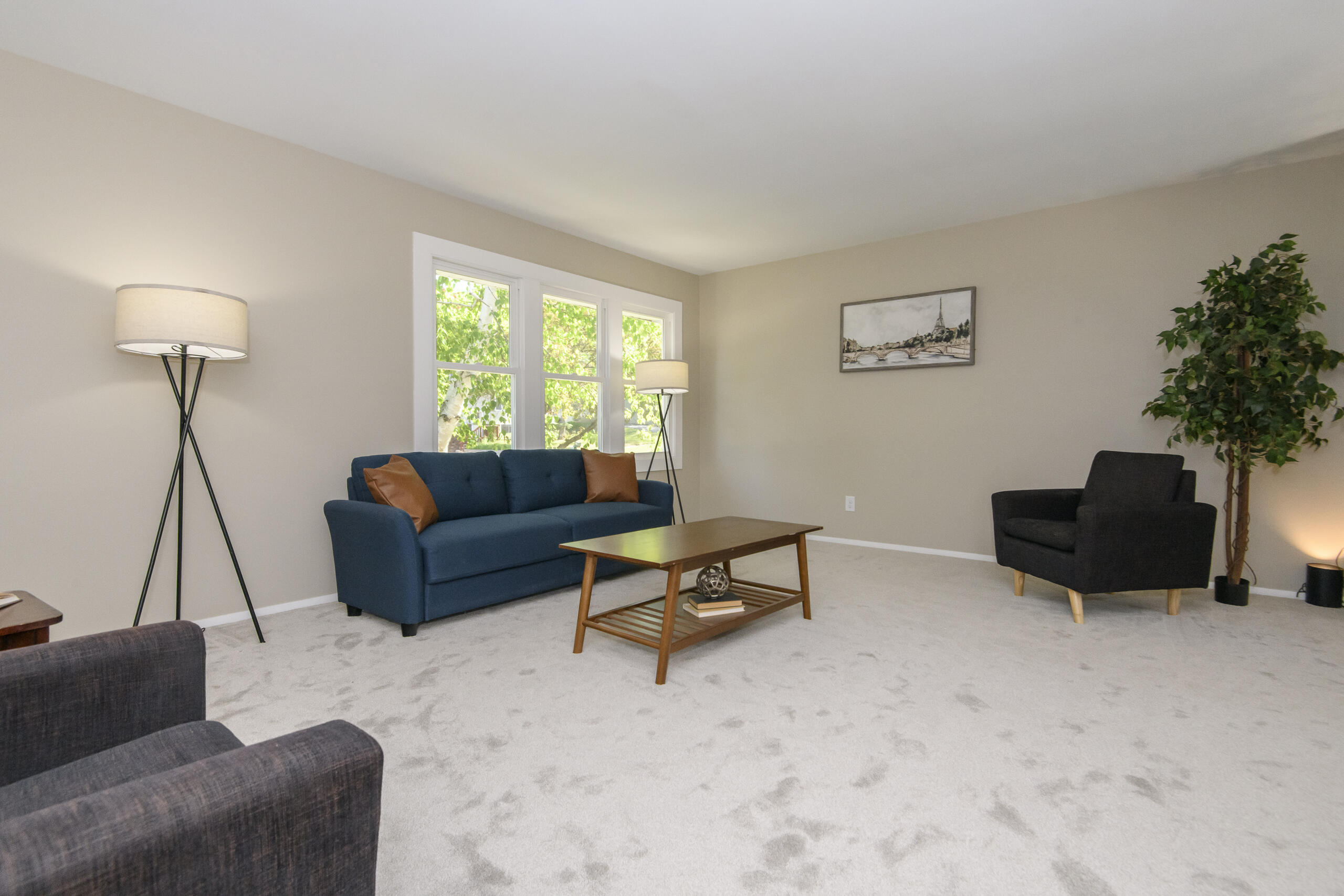 1717 Sunset Ridge Drive West West Bend, WI 53090 - Photo 8 of 28 Living Room