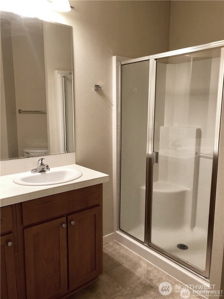 4321 Issaquah-Pine Lake Road Southeast, Unit 408 Sammamish, WA 98075 - Photo 15 of 33 a bathroom with a shower sink and mirror