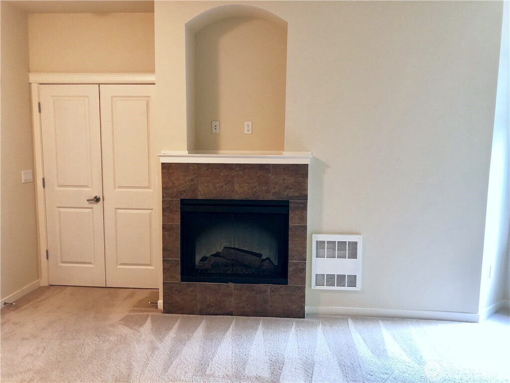 4321 Issaquah-Pine Lake Road Southeast, Unit 408 Sammamish, WA 98075 - Photo 18 of 33 a living room with a fireplace