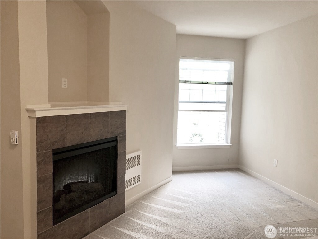 4321 Issaquah-Pine Lake Road Southeast, Unit 408 Sammamish, WA 98075 - Photo 19 of 33 a view of empty room with a fireplace