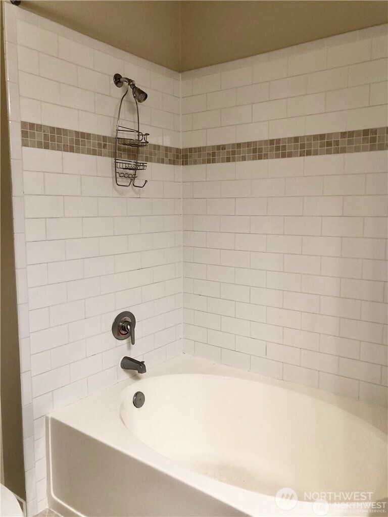 4321 Issaquah-Pine Lake Road Southeast, Unit 408 Sammamish, WA 98075 - Photo 21 of 33 a bathroom with a bathtub