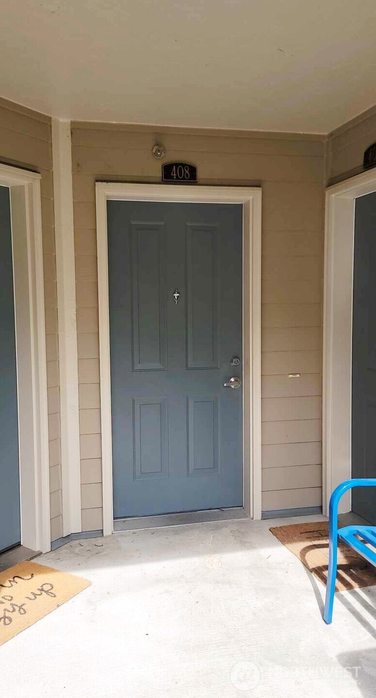 4321 Issaquah-Pine Lake Road Southeast, Unit 408 Sammamish, WA 98075 - Photo 28 of 33 a view of a car garage door