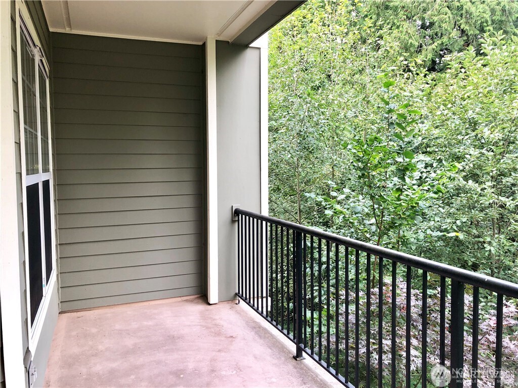 4321 Issaquah-Pine Lake Road Southeast, Unit 408 Sammamish, WA 98075 - Photo 10 of 33 a view of a porch