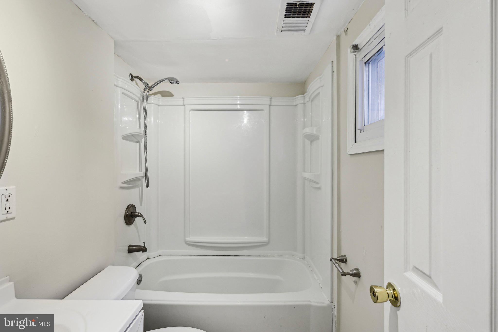 117 Susan Drive Jackson, NJ 08527 - Photo 26 of 43 a bathroom with a bathtub shower and toilet