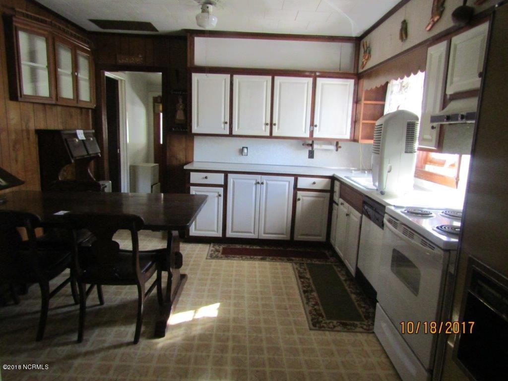 1318 Roberts Road Grantsboro, NC 28529 - Photo 4 of 6 Fornes kitchen