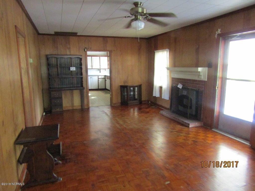 1318 Roberts Road Grantsboro, NC 28529 - Photo 5 of 6 Fornes living