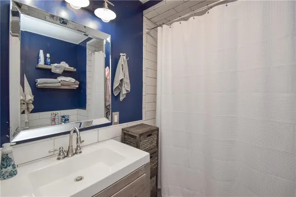 $8,000 | 16 Vaughan Avenue, Unit 2, Newport, RI 02840