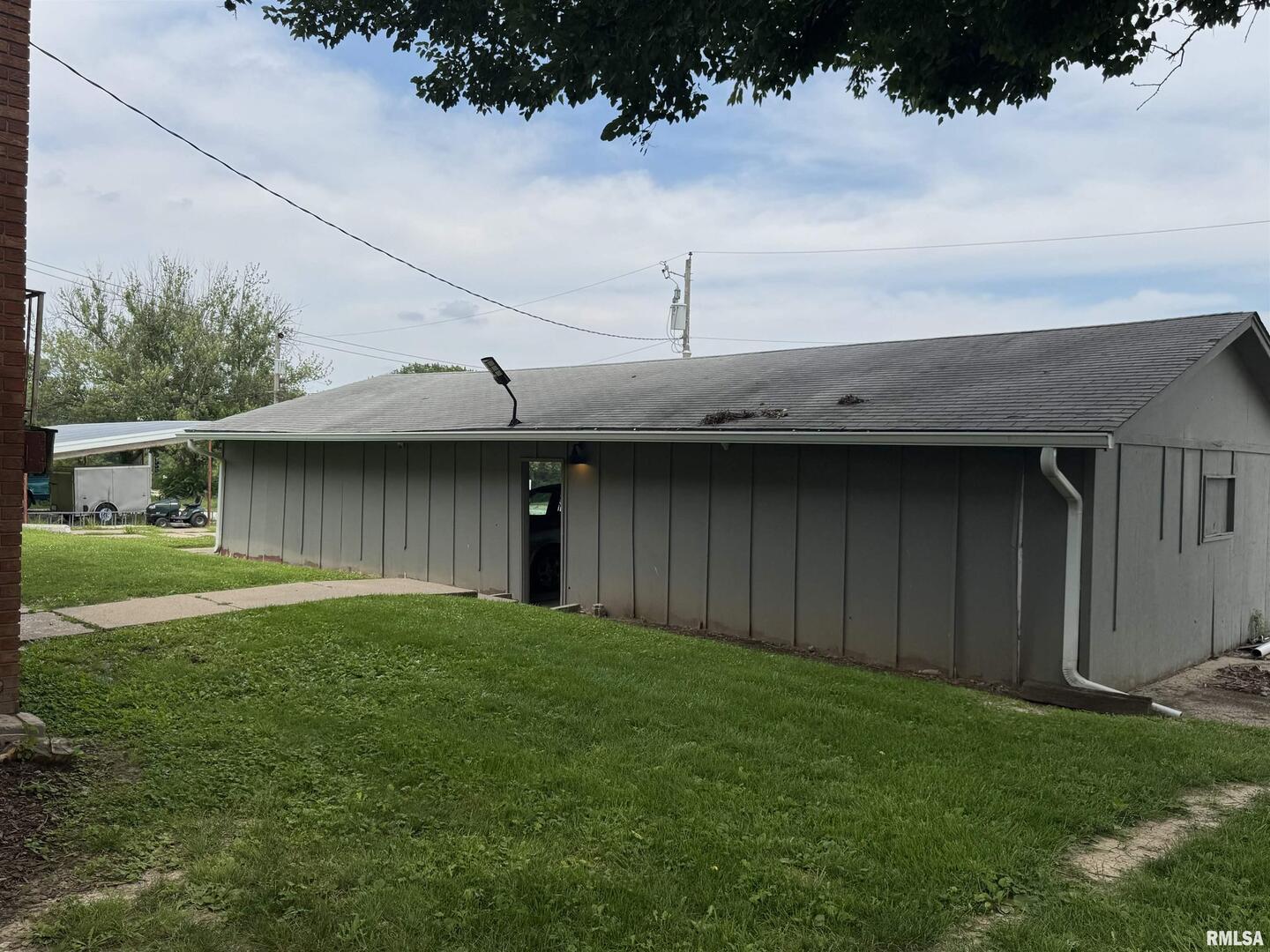 1907 16th Street Silvis, IL 61282 - Photo 4 of 10 a view of a back yard