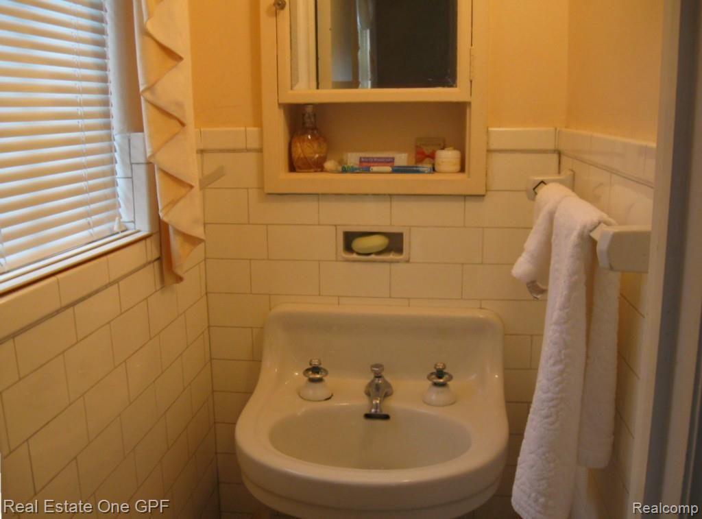 125 Moran Road Grosse Pointe, MI 48236 - Photo 14 of 21 14 IMG_1429.jpg