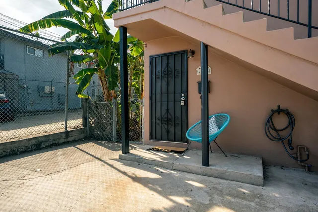 a view of entryway with a front door