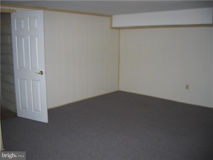 10227 Kilburn Road Philadelphia, PA 19114 - Photo 15 of 23 Family Room