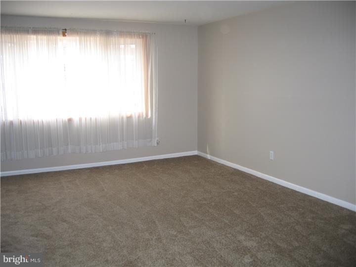 10227 Kilburn Road Philadelphia, PA 19114 - Photo 4 of 23 Living Room
