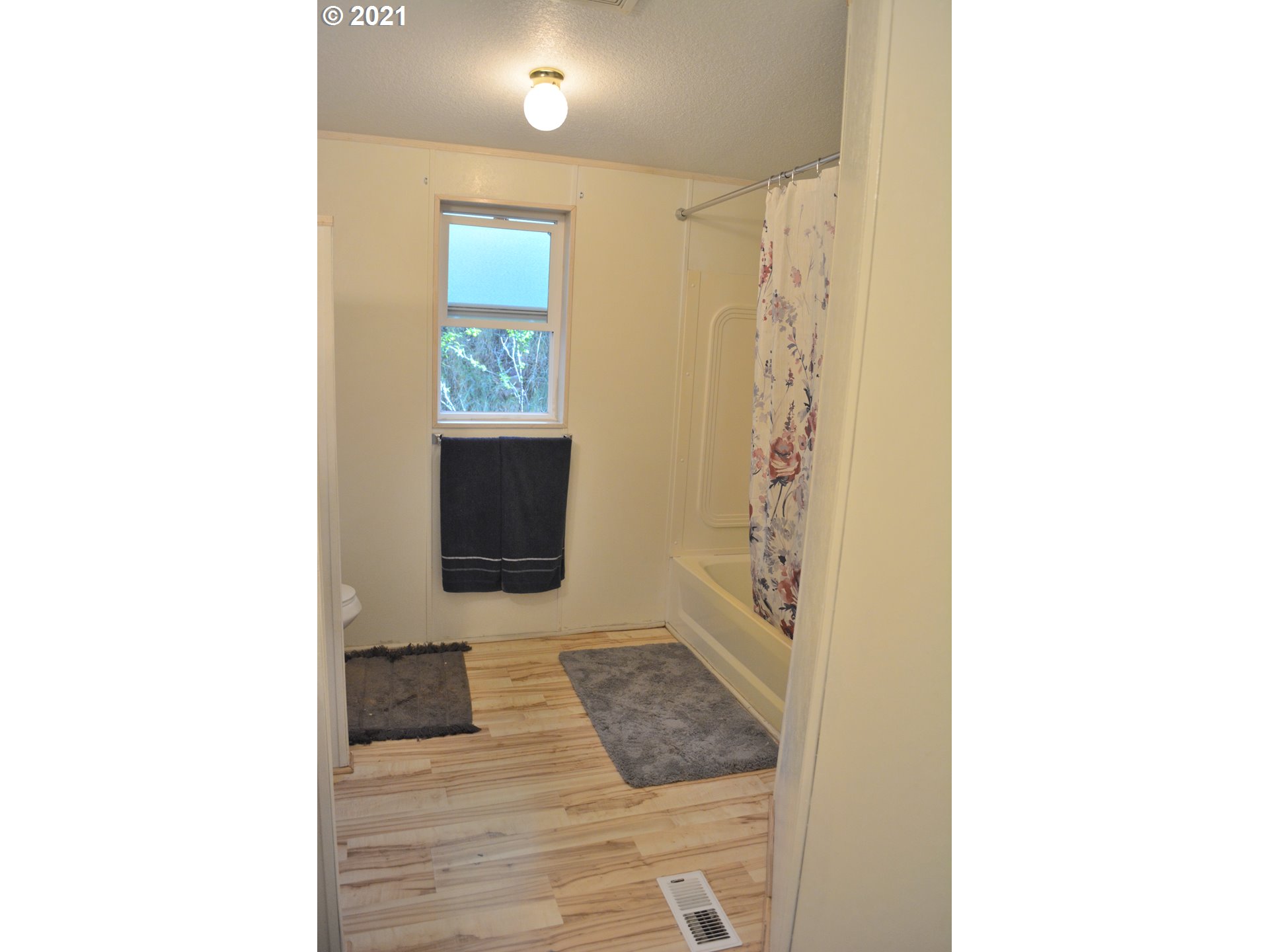 57915 Highway 203 Union, OR 97883 - Photo 11 of 27 a bathroom with a shower and a sink