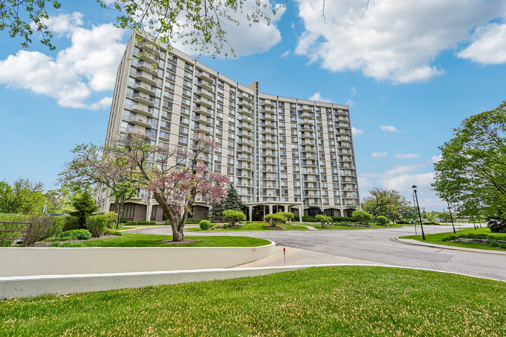 40 North Tower Road, Unit 3G Oak Brook, IL 60523 - Photo 1 of 24 Gallery Image 1