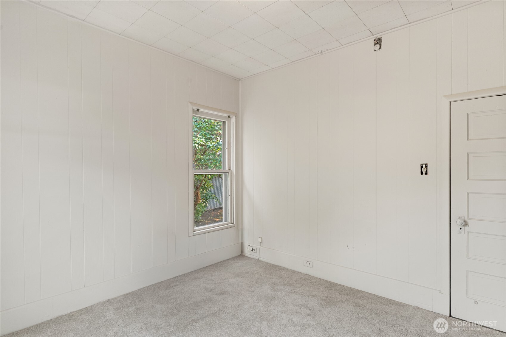 800 East Locust Street Waterville, WA 98858 - Photo 12 of 26 an empty room with windows
