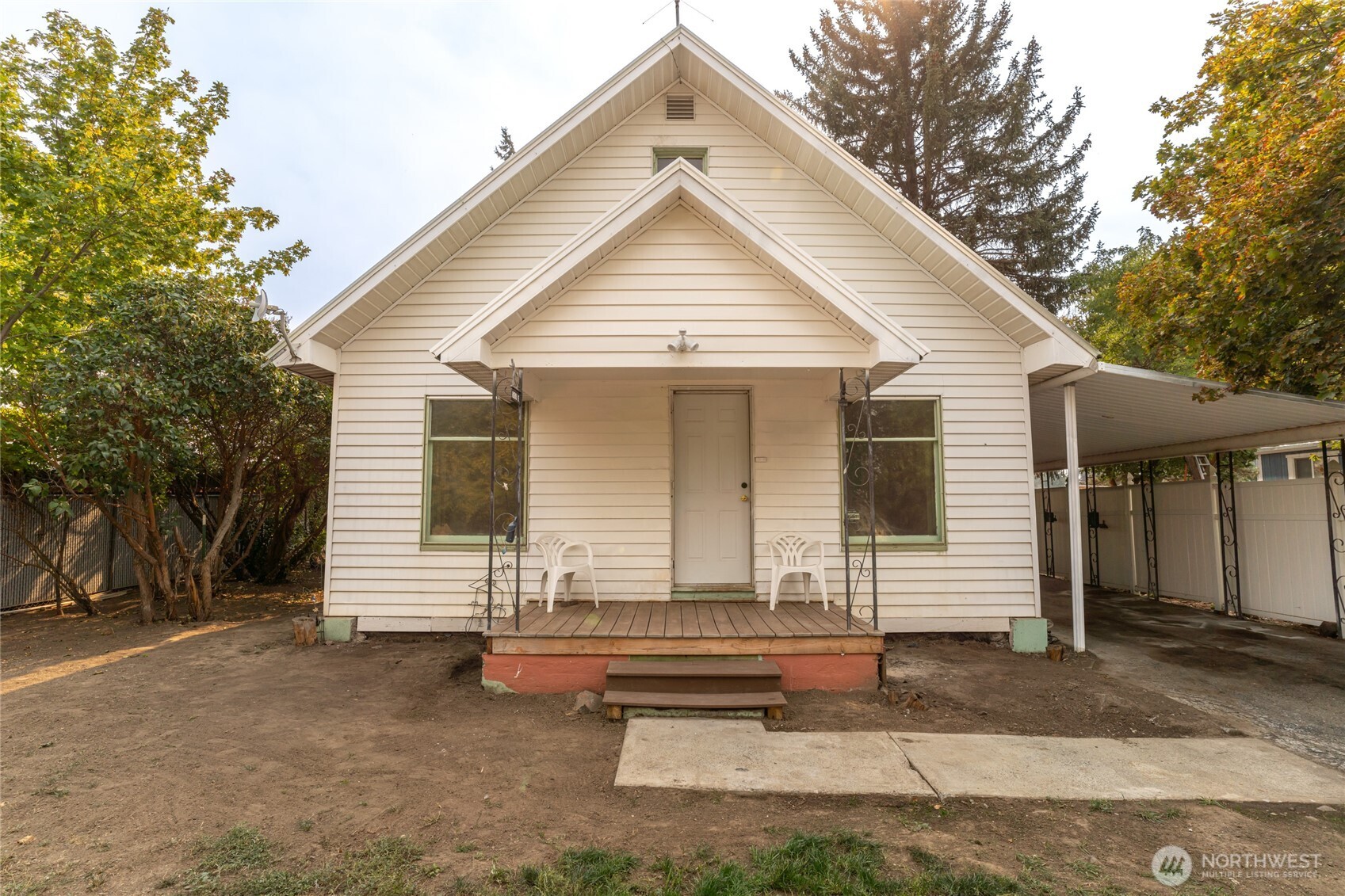 800 East Locust Street Waterville, WA 98858 - Photo 16 of 26 a view of a white house