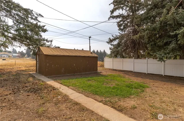 a view of a backyard of the house
