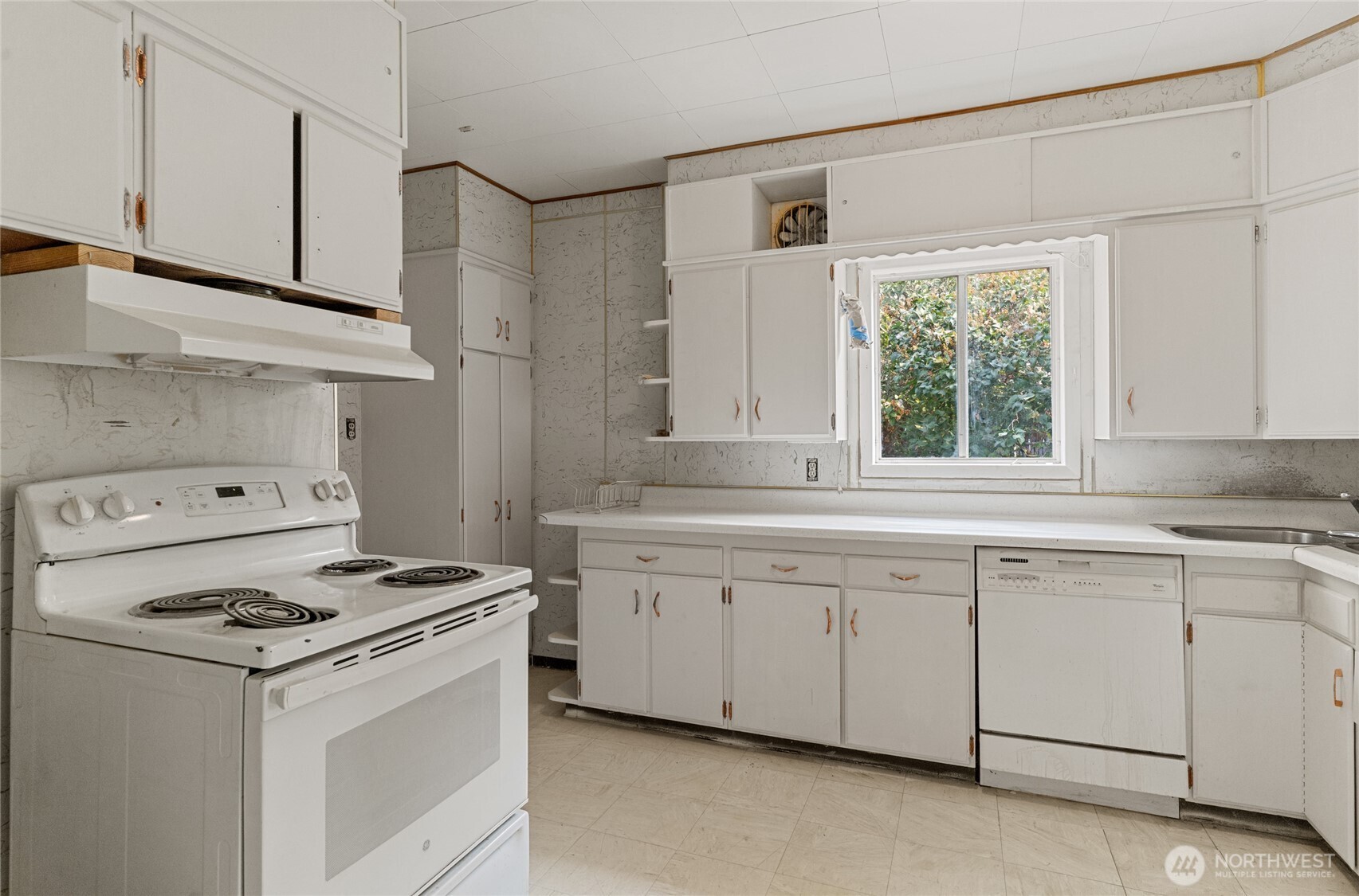 800 East Locust Street Waterville, WA 98858 - Photo 7 of 26 a kitchen with granite countertop cabinets a sink and a stove
