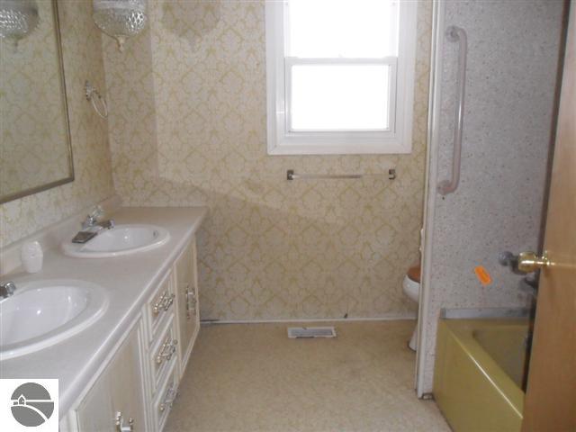 8728 West Arnold Road Manton, MI 49663 - Photo 7 of 11 1723139-6.JPG