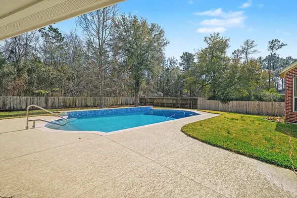 a view of a backyard