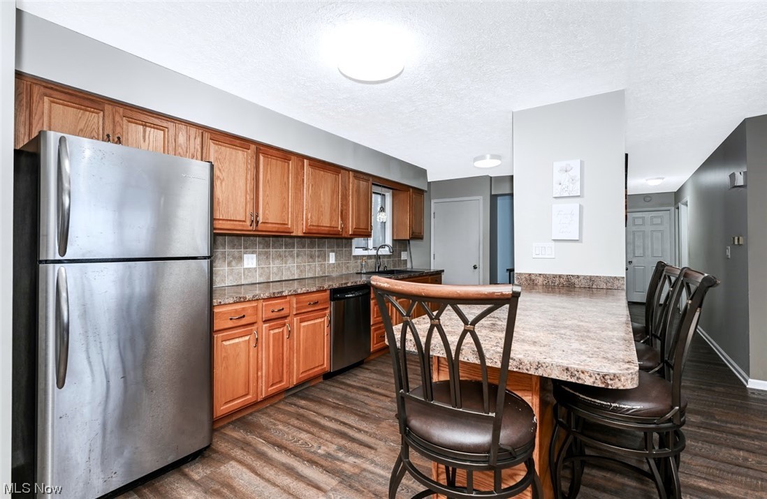 2274 Coon Road Akron, OH 44321 - Photo 14 of 44 *KITCHEN PENINSULA, BREAKFAST BAR, TILE BACKSPLASH, STAINLESS STEEL APPLIANCES ~