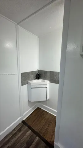 $1,500 | 601 Northeast 4th Court, Unit 7B, Hallandale Beach, FL 33009