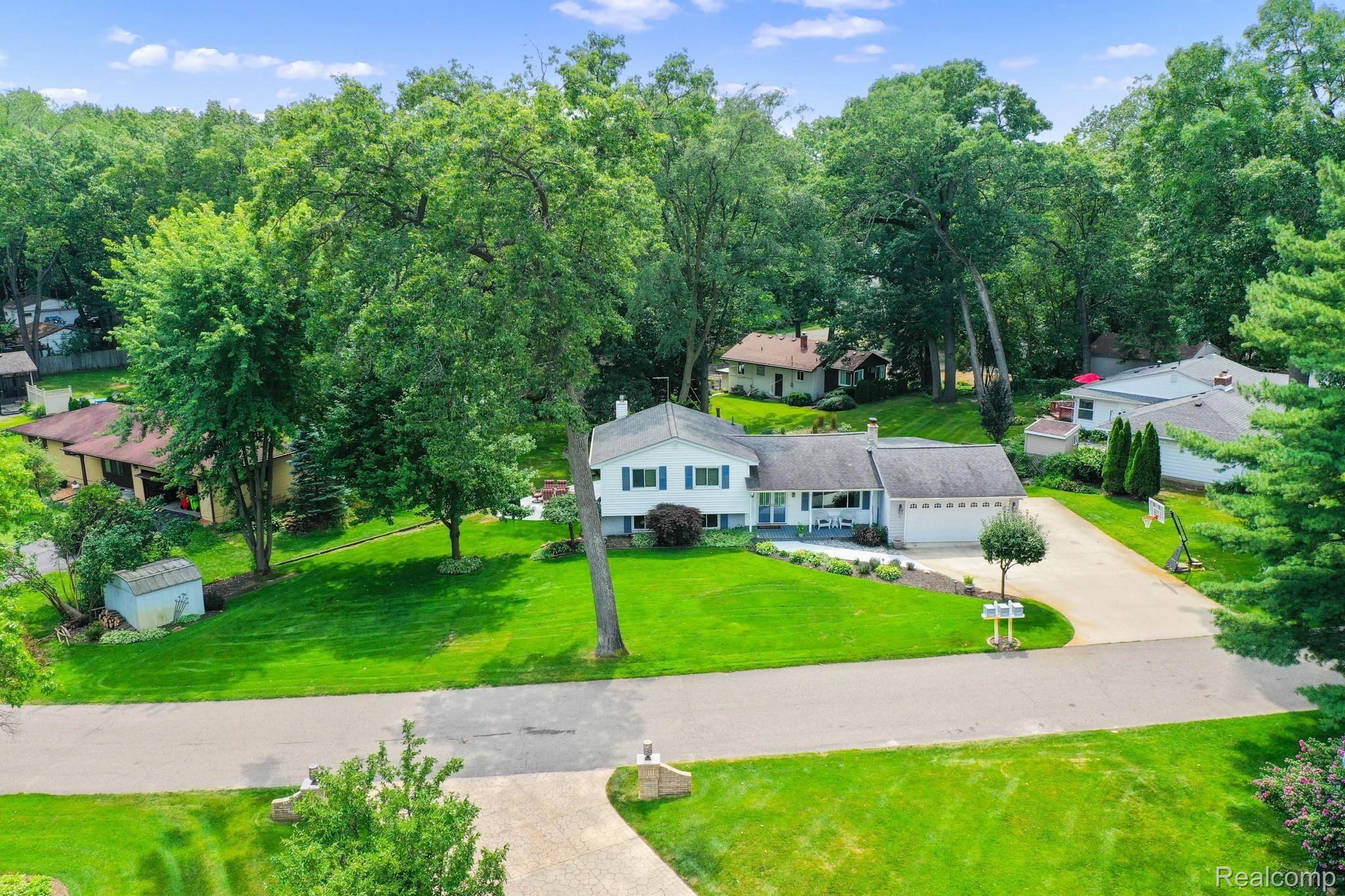 2250 Keith Road West Bloomfield, MI 48324 - Photo 8 of 49 DJI_0155.jpg